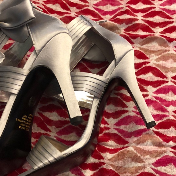 ๐๐ Pretty Silver Satin Heels ๐ ๐ - Picture 6 of 8